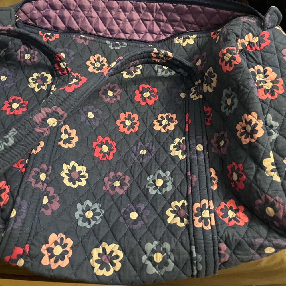 Vera Bradley EUC Ellie flowers small duffle